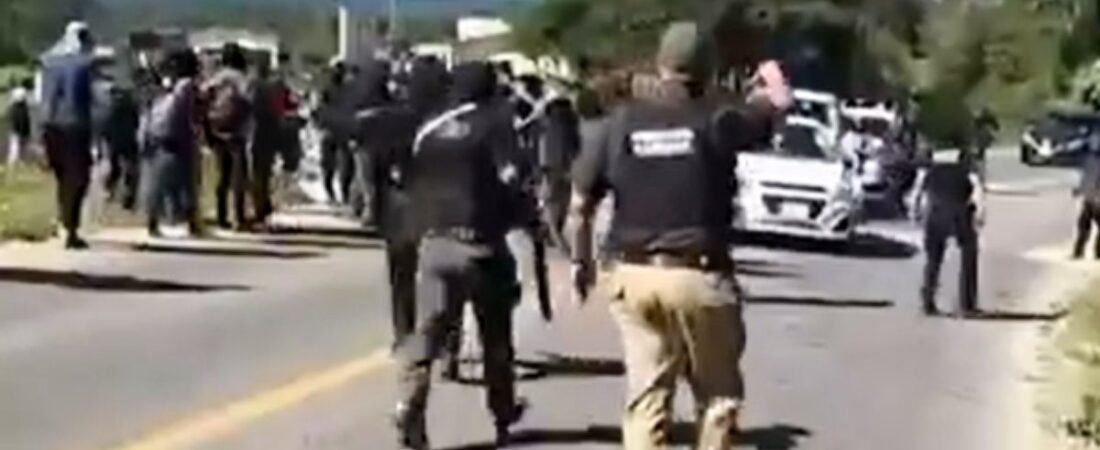 Bloqueo carretero en Chiapas deriva en enfrentamiento; hay 3 policías heridos